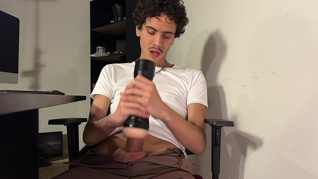 twink batendo uma punheta na hora do expediente (Ari_Demo000) twink batendo uma punheta na hora do expediente (Ari_Demo000)