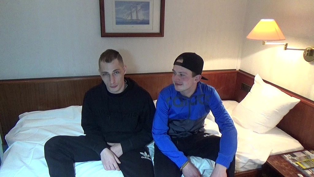 jeune mec de 22 an sbaise un mec a l hotel (Fabien crunchfooteux, Martin Prince) jeune mec de 22 an sbaise un mec a l hotel (Fabien crunchfooteux, Martin Prince)