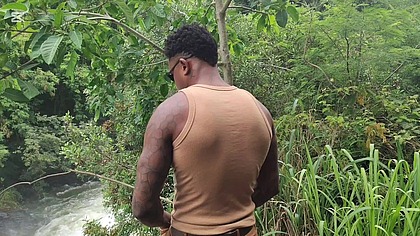 Sexo selvagem em publico na cachoeira ,com pescador 100%anal Bruto destruida por garganta profunda ao Extreme engolindo xixi mijo