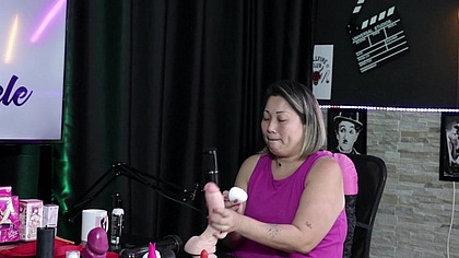 Existem o masturbador para o homem, e ele funciona dessa forma, e o famoso ovinho... - Luciana (Sabor da Pele) | Sexshop (SHEER/RED)