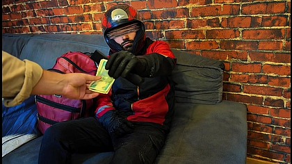 Pediu uma pizza e acabou fodendo com entregador por dinheiro