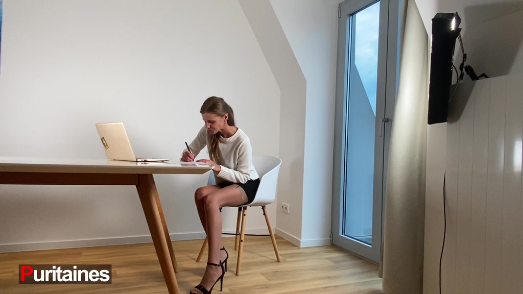 sarah macmoore, fille de l’ambassadeur : etrange comportements devant son poste de travail a l’ambassade.