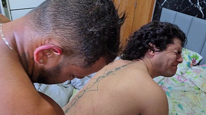 Estava dividindo quarto com um macho que chegou na pensao e fodi o cu dele ao amanhecer.