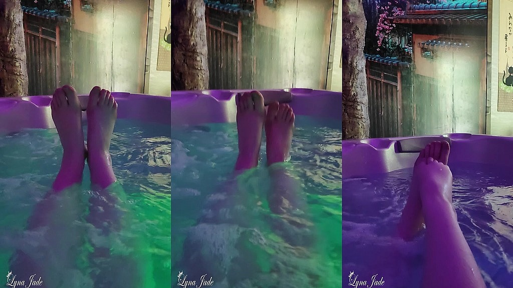 mes jolis petons dans le jacuzzi (Lyna) mes jolis petons dans le jacuzzi (Lyna)