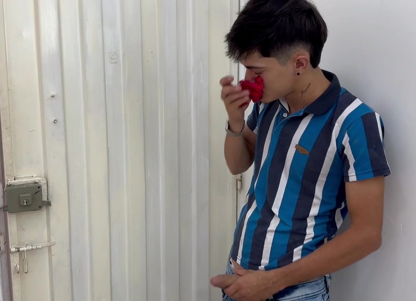 Atrape A Mi Hermanastro Oliendo Mis Bragas