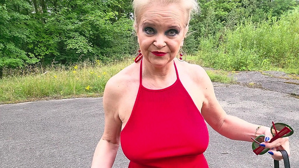 MILF bionda completamente nuda in un luogo pubblico (Misses_Jenny) blonde milf full nude in public place (Misses_Jenny)