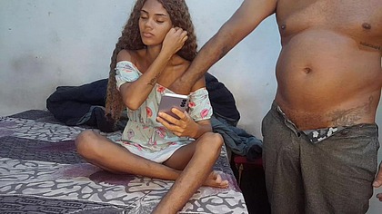 Carinho do padrasto virou sexo proibido.