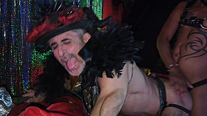 NA TABERNA DO BRUXO SO SACANAGEM, O BRUXO VELHO LEVOU PICA DO DOTADO E FICOU GEMENDO DE TESAO.