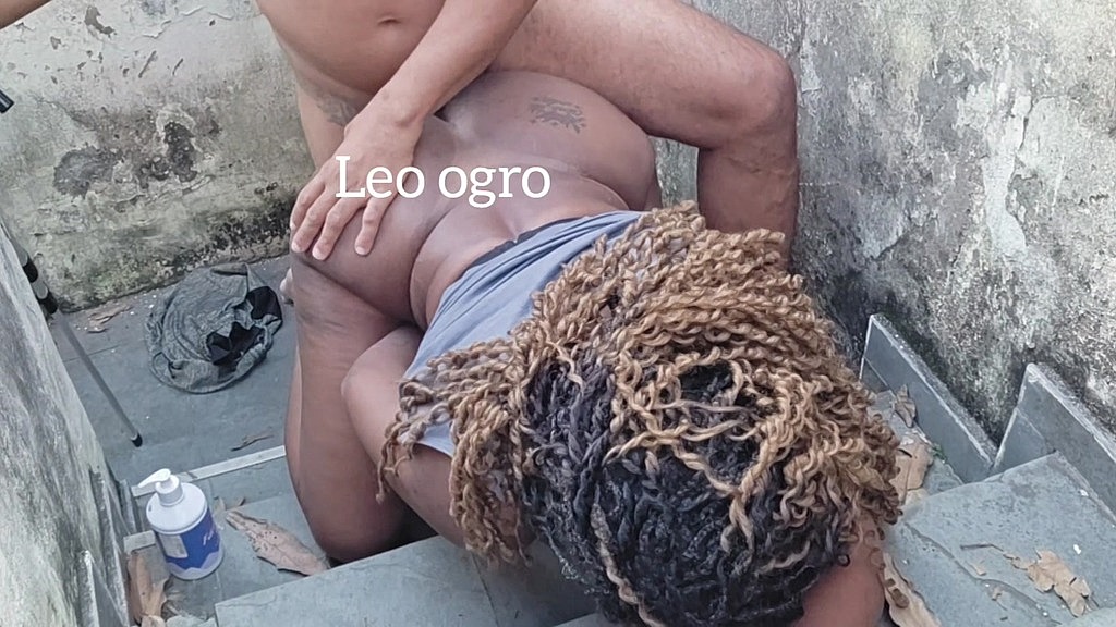 comendo cu da minha vizinha na escada. (Leo Ogro, Sarifa Black) comendo cu da minha vizinha na escada. (Leo Ogro, Sarifa Black)