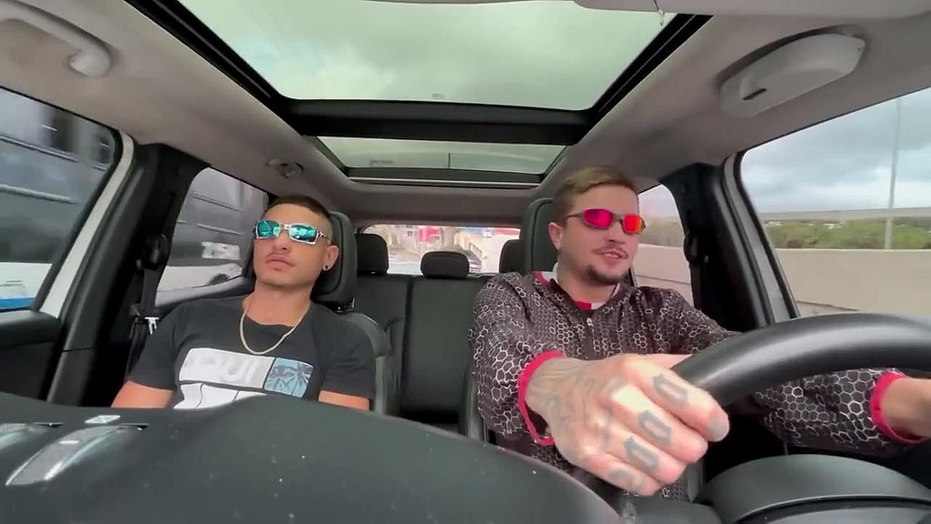 peguei uma carona com um amigo e ele acabou me comendo no carro e gozando na minha cara. - completo (Euerickdiaz, Brunozl) peguei uma carona com um amigo e ele acabou me comendo no carro e gozando na minha cara. - completo (Euerickdiaz, Brunozl)