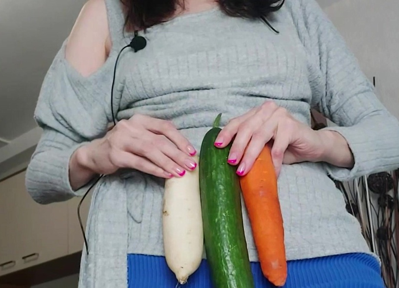 Sexy Mature Brunette Love Play With Vegetables