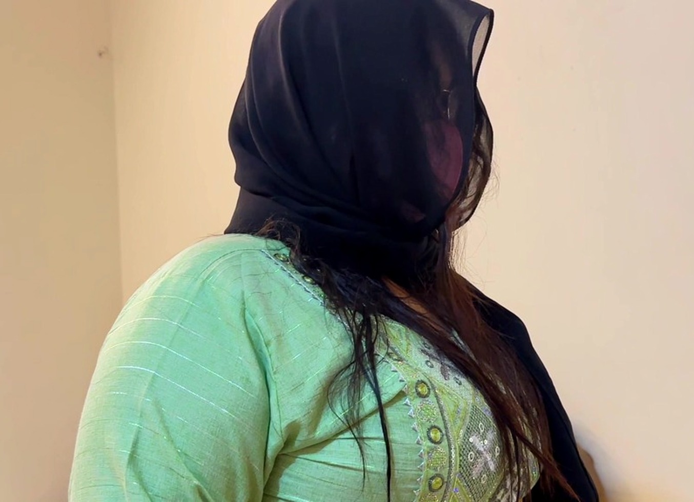 I'm Horny Huge Ass, Big Boobs & Cute Hairy Pussy 19 Year Old Single Arab Muslim Girl, Can U Fuck Me