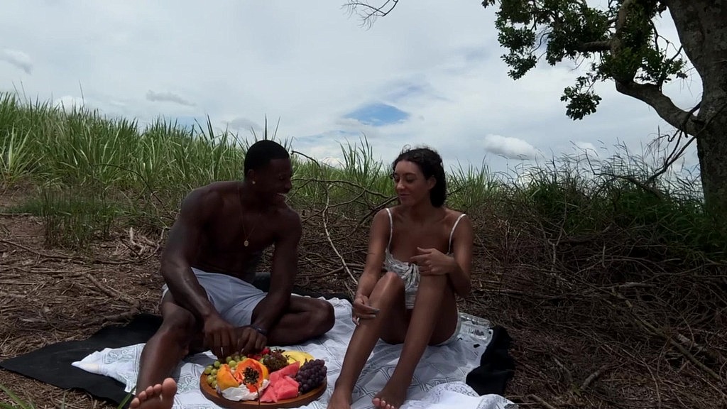 piquinique com a amiga que gosta da naturalidade (Hyoran Carvalho, Nati Camargo) piquinique com a amiga que gosta da naturalidade (Hyoran Carvalho, Nati Camargo)