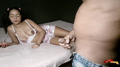 Filmando e penetrando a pequena bunda da minha enteada fofa.