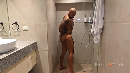 O mascarado do pau grosso me viu no banho e quis me leitar