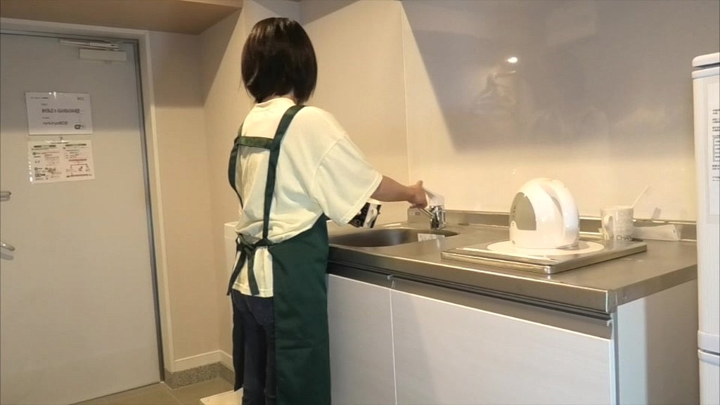 ◯どもが学校から帰ってくる前に妻とせっせとキッチンで愛の営みをする夫婦。 (Momoka, Nono) ◯どもが学校から帰ってくる前に妻とせっせとキッチンで愛の営みをする夫婦。 (Momoka, Nono)