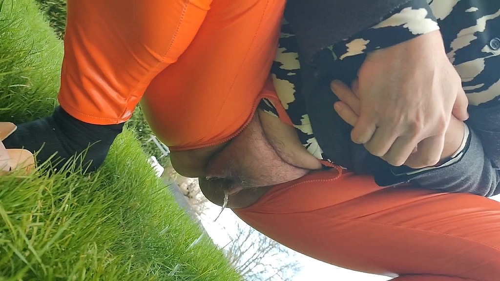 juste a ecarter les jambes pour pouvoir pisser dans la nature (Realbelgiumcouple01) juste a ecarter les jambes pour pouvoir pisser dans la nature (Realbelgiumcouple01)