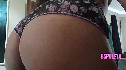 COMPLETO - Namorado do seu tio te ajudando a bater sua punheta matinal