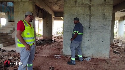 Funcionario da contrucao so trabalha depois de receber leitadas dos peao suados