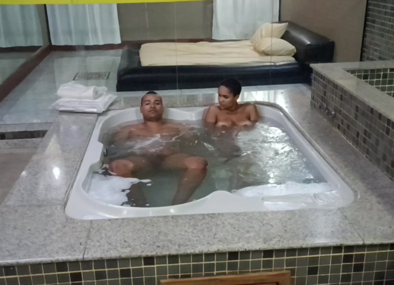 Fudendo A Borboleta Na Hidromassagem