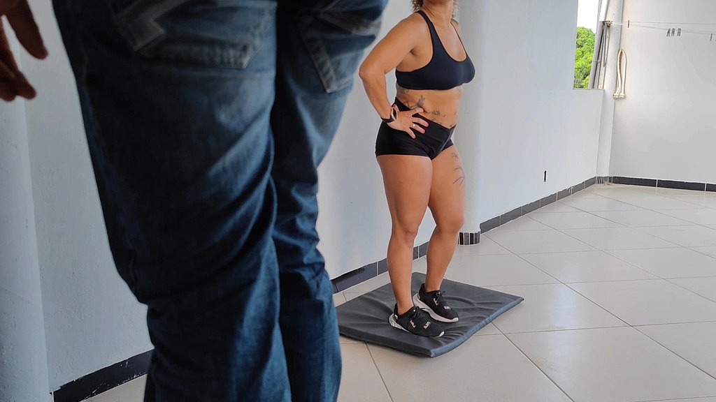 vizinho do apartamento de cima se dar bem ao ver gostosa fazer exercios na varanda do predio (Eliane Furacao, Marcio Baiano) vizinho do apartamento de cima se dar bem ao ver gostosa fazer exercios na varanda do predio (Eliane Furacao, Marcio Baiano)