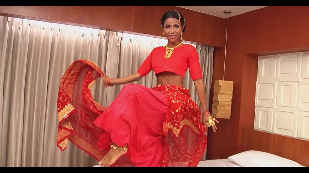 Transessuale indiana sexy che si masturba (AsianTrans69) indian trans hot looks masturbation (AsianTrans69)