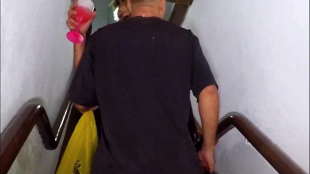 sozinha em casa, chamei o ze delivery, entregador novinho e bonitinho, ofereci meu cuzinho como gorjeta e gozei gostoso