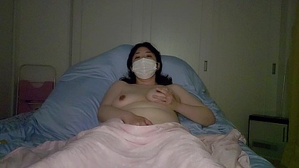 寝る前にオナニーで感じる人妻