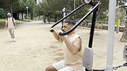 Me cojo a pelo al putito que levante en el parque y le dejo la leche adentro