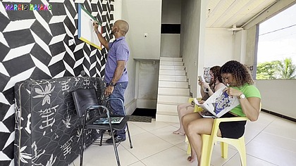 Professor com tezao estudantes sao catigadas pelo mestre por nao saber a licao de matematica