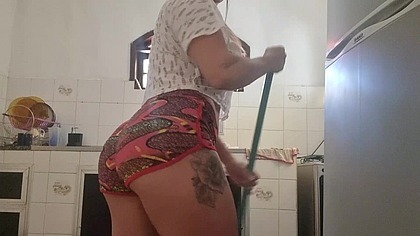 Casos de Empregada : ela gosta de relaxar.