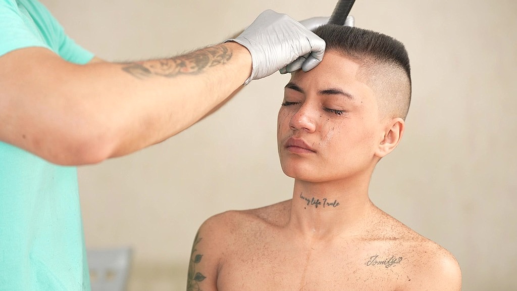 La trasformazione definitiva di Emma: dai ricci alla sicurezza di sé! (versione ravvicinata) (Emma calva) emma s ultimate transformation: from curls to confident! (close angle version) (Emma bald)