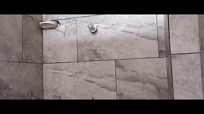 Estudiante de culo grande se ducha despues de la universidad
