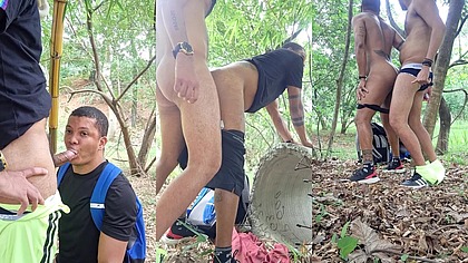 Fudendo o pai de familia rabudo no mato - Foda completa