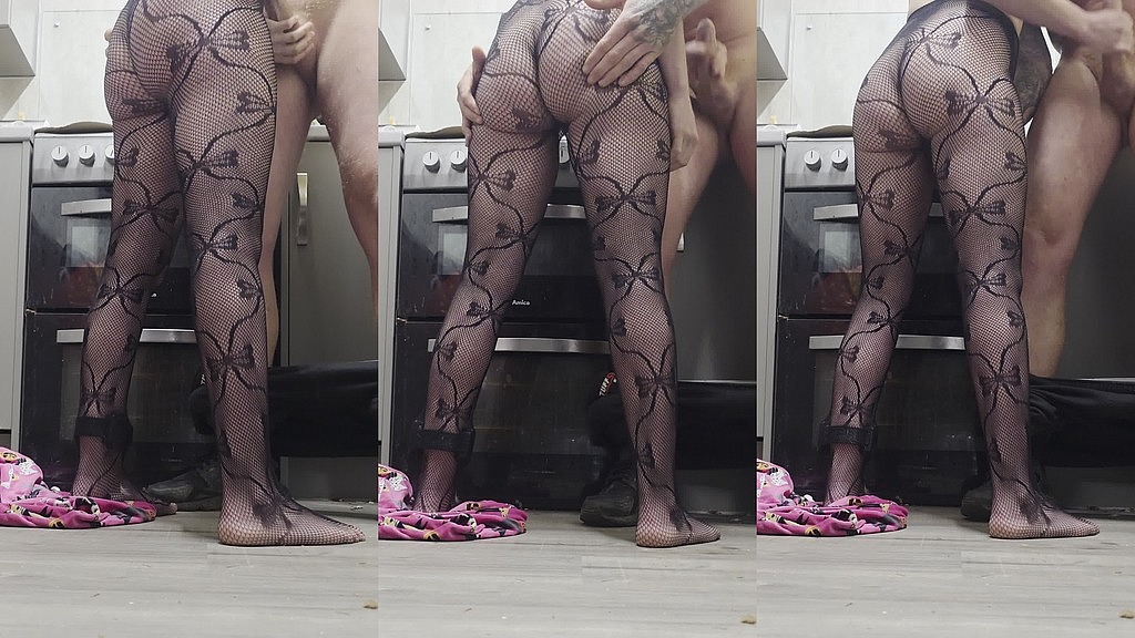 кухня, мастурбація, велика дупа в сітці (Cornishman3766, Cornishman88) kitchen handjob big ass in fishnets (Cornishman3766, Cornishman88)