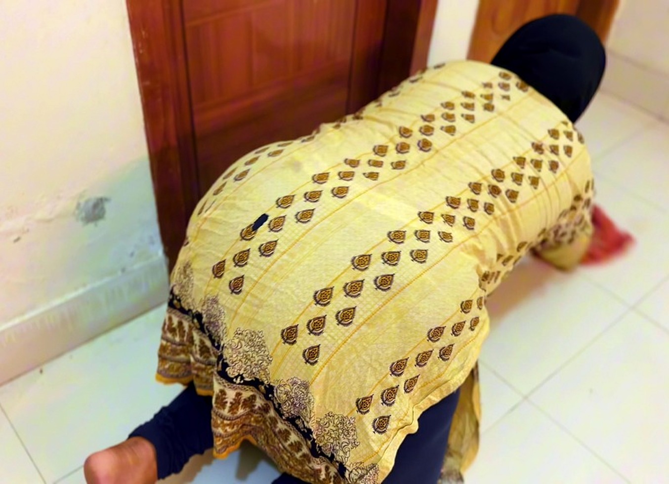 Arab Hot Maid Stuck Please Hurry Up & Fuck My Big Ass Then Get Me Out Of Under Bed