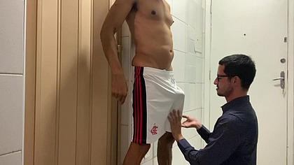 O tesao foi tanto que rasguei a calca do puto e ele teve que ir embora de cuequinha