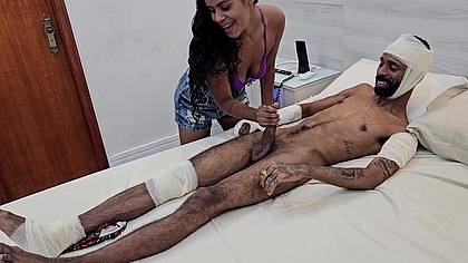 Foi visitar o amigo que foi atropelado e deixou ele foder sua namorada safada