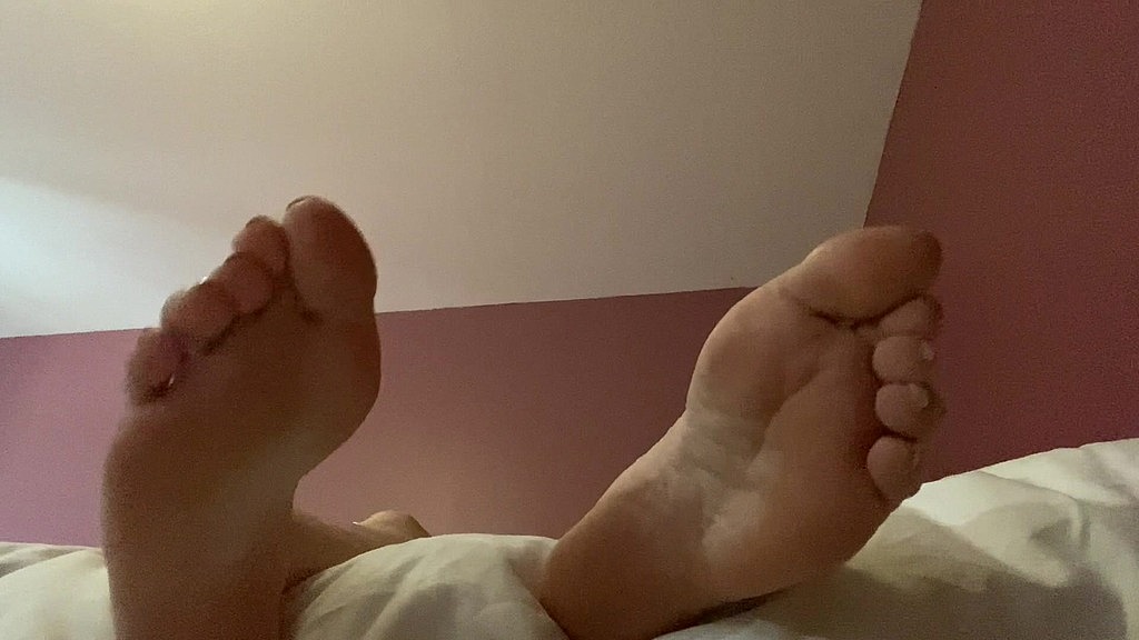 mean mistress wants her foot bitch to spoil her (Therealkittyd) mean mistress wants her foot bitch to spoil her (Therealkittyd)