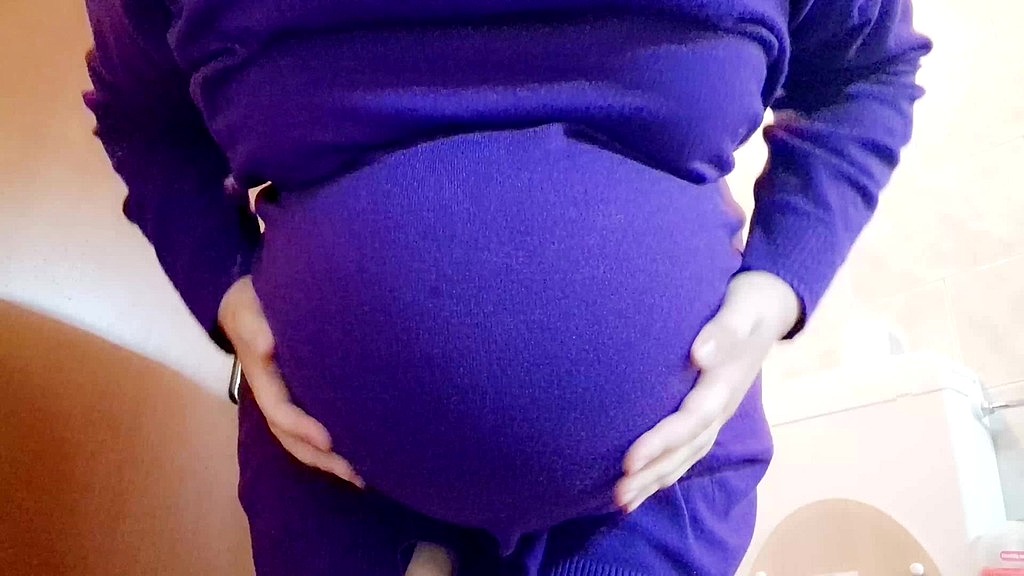 big splash for pregnant italian milf (Nicoletta Embassi) big splash for pregnant italian milf (Nicoletta Embassi)