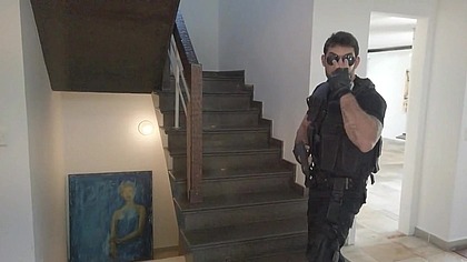 COMENDO O COLEGA DE FARDA NO TRABALHO