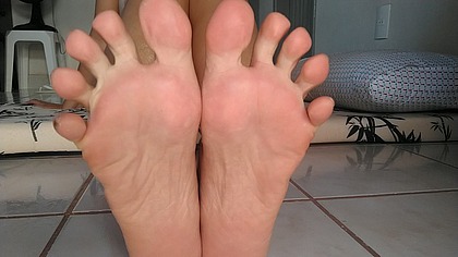 Enjoy the soles of an amateur wife