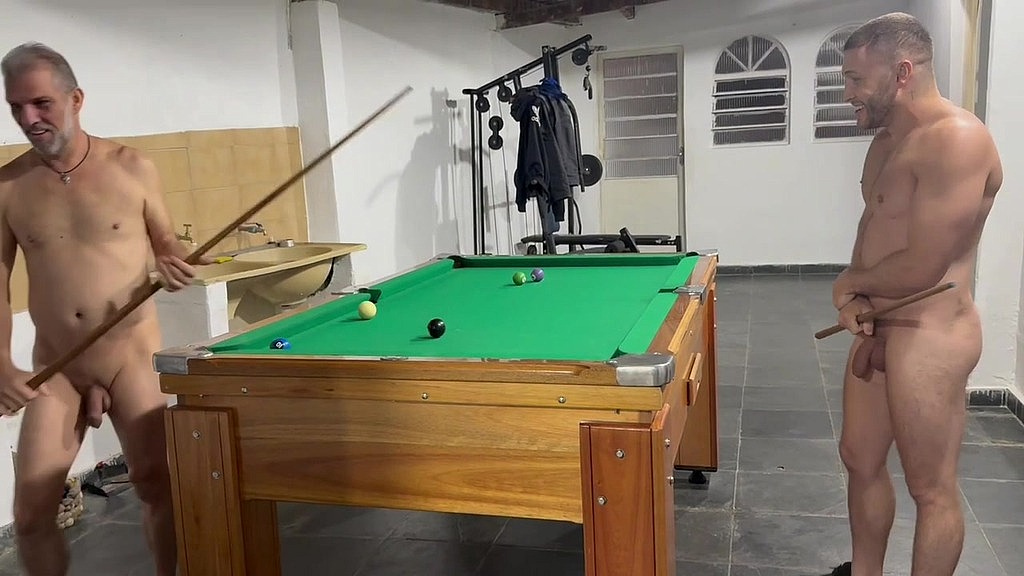 eu e o sr carmona jogando a bola no buraco juntos. podemos fazer isso com voce tambem? (Victor ferraz,O Pai do Carmona) eu e o sr carmona jogando a bola no buraco juntos. podemos fazer isso com voce tambem? (Victor ferraz,O Pai do Carmona)