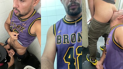 Heteros com tesao vendo rola mo mictorio do banheiro do shopping