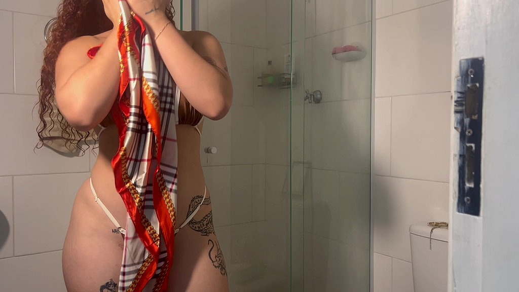 mulher jovem brincando com a buceta e esguicha (Katana Kai) mulher jovem brincando com a buceta e esguicha (Katana Kai)