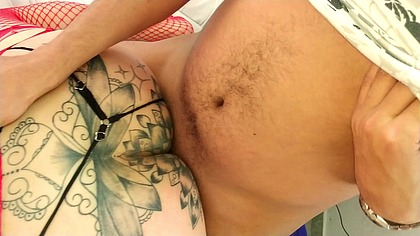 Nos turnamos entre tres hombres para dale verga a mi esposa se come varias pollas de diferentes tamanos y colores