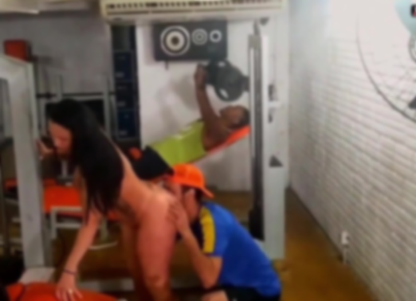 Instrutor Se Aproveita De Gostosa Safada Na Academia