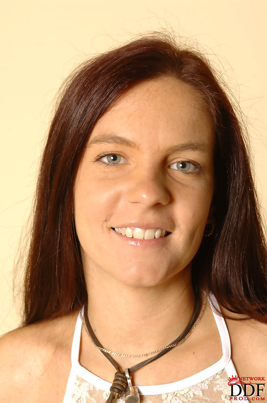 Tempting babe shows off her naked body #2