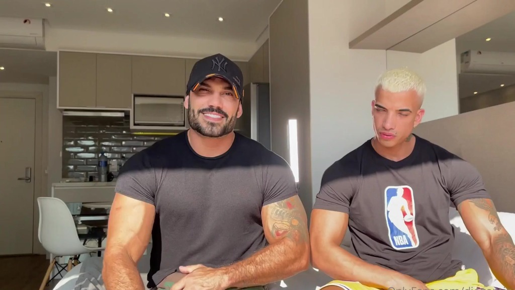 dividindo o gringo com o amigo