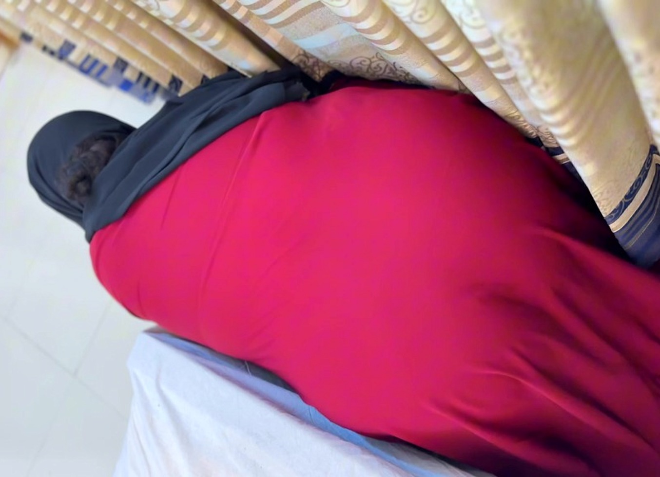Red Burqa-Clad Saudi Big Ass Hot Maid Gets Stuck Under Boss's Bed For Anal Sex While Cleaning House